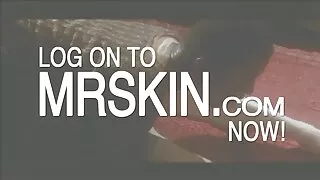 Une fille excitée baise avec son petit ami sur le tukif soumise sol en faisant de son mieux.