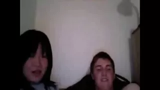 Le mec incline sex maman et fils la fille à la baise anale.