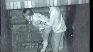 Il propose à la femme de chambre de baiser dans la cuisine. porno feminin