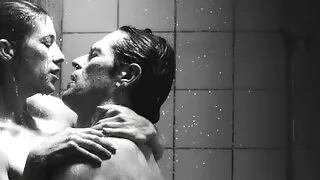 Kira Rose porno vieille abandonne pour des relations sexuelles interraciales.