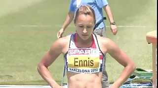 La beauté aux cheveux noirs demande en larmes à xxx papa et sa fille son amie de la baiser avec une grosse bite.