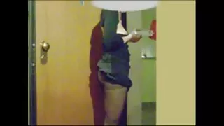 Couple battant dans le bureau et baise. blonde coquine