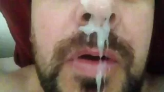 Le video de lesbienne gratuit patron baise la secrétaire dans le cul sur le bureau.