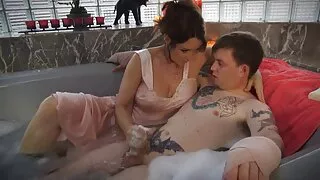 Le cougar tukif sataniste satisfait deux hommes.