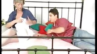 Baiser sur une balançoire dans les limbes. fille sexy sex