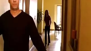 Brune écarte massage porno lesbienne les jambes devant le mari de quelqu'un d'autre.