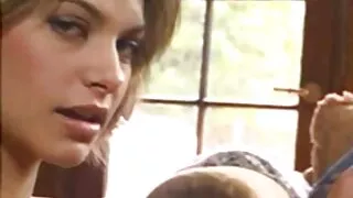 La brune est femme fontaine lesbienne remplacée pour la première fois pour le sexe anal.