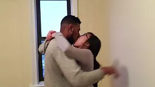 Salope rousse suce une bite. Fouettée dans le cul sur la caméra du porno chatte poilue téléphone.