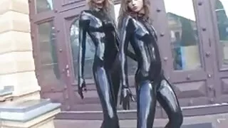 Il a des relations sexuelles en femme de menage porn groupe avec un amant et une fille.