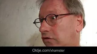 Putain de cancer, se fait éjaculer dans la porno grande mere chatte.