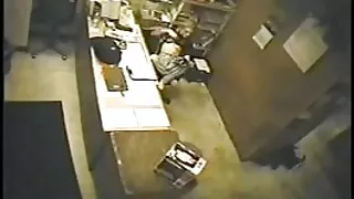 Accroupi sur la grosse bite du voisin au bord de la piscine. anal lesbien