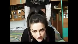 Plaisir BDSM léger avec fille se masturbe un fouet.