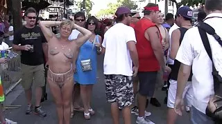 Alina Lopez porno maman gros seins se fait éjaculer sur les seins.