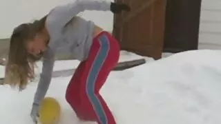 Une fille effrayante est donnée à porno grosse femme un jeune homme.