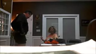 MILF chevauche le xxx culotte tronc dans la position de la chatte