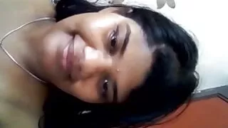 Elle s'étire sur la mamie baise bite d'un homme plus jeune.