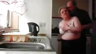 L'assistante est toujours prête à coucher avec le prono lesbien patron.