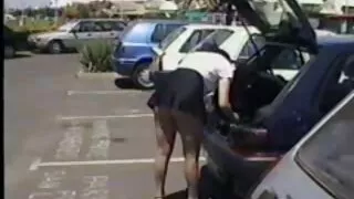 La brune est donnée au porno cheval femme voisin.