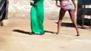 Prêt à femme fontaine xxx lui sucer la gorge profondément et à lui étirer la chatte.