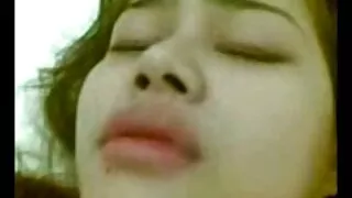 Vierge baise brune chaude. sexe gratuit lesbienne