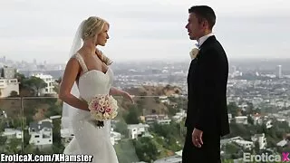 Une milf aux gros trio lesbien seins partage son lit avec sa belle-fille.