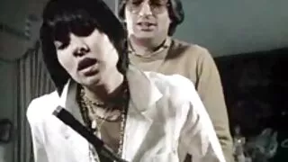 Slender s'amuse avec un mec au bord de la piscine. porno fontaine