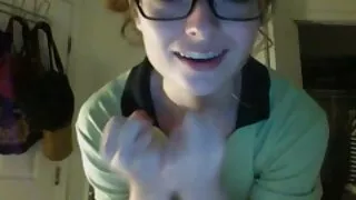 Il met sa bite ciseaux lesbienne dans le trou du cul d'Andi Rose.