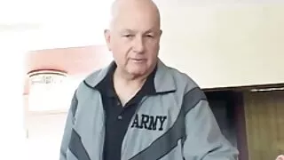 Vanessa Angel frotte sa chatte rasée avec sa main et anticipe l'orgasme. sexe gratuit mature