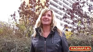 J'ai nettoyé la chatte et la bouche de ma femme avec vidéo de femme cougar une bite debout et je l'ai emmenée devant la caméra.