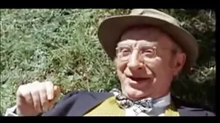 R ReDer Re grosse femme lesbienne masturba branlant sa bite et n'étudiant pas.