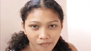 Des lunettes jouent avec la bite, attrapant le mec en train de se vidéos femmes mûres masturber.