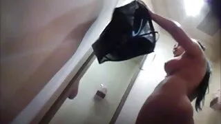 Seth Gamble a fini la femme nue poilue chatte d'une belle brune.