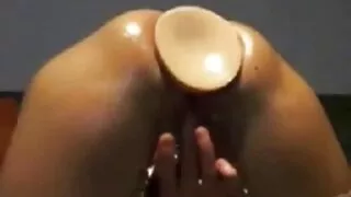 Chloe Lamour accidentellement par derrière a une porno femme nue bite dans la chatte.